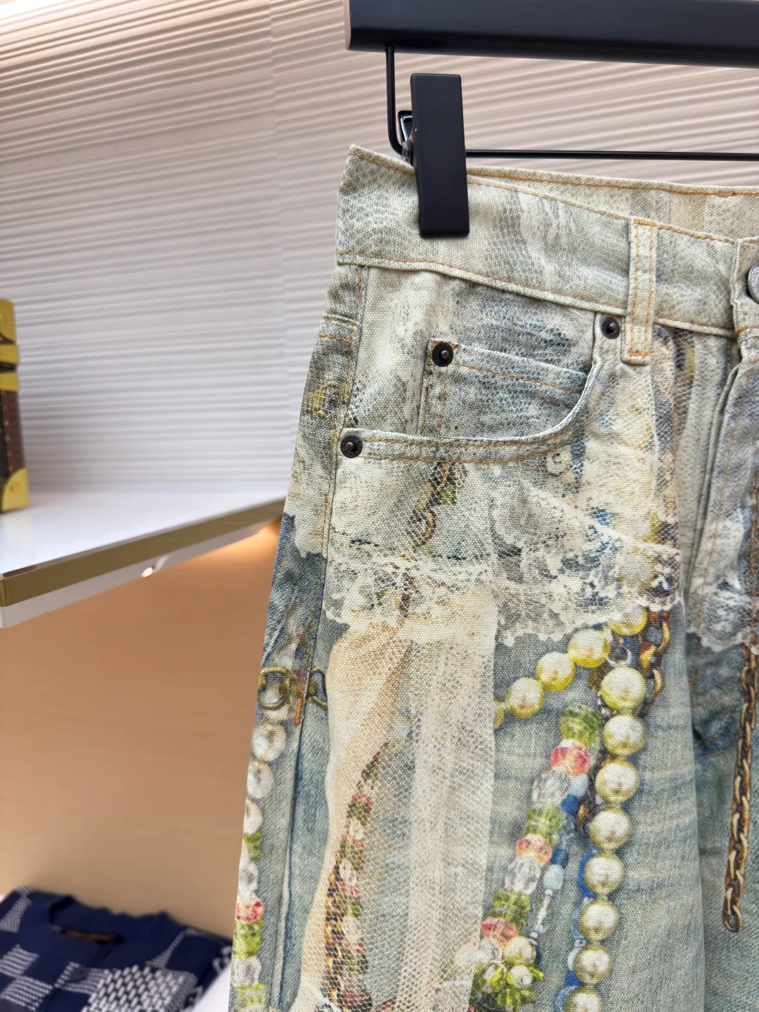 Acne Studios 25SS lace jeans ●Authentic product: purchased and developed for 7999 ●Item number: 1680160-A75 ●Fabric: lace ●Technology: washed production ●Version: loose fit ●Weight: about 575 grams ●Size: 42-44-46-48-50-52 ●Description: Customized high-weight organic cotton twill (14oz) is specially developed for ACNE. It is blended with long-staple cotton + 2% elastic fiber to ensure a crisp feel and moderate extensibility, suitable for loose tailoring. The fabric is first pre-shrunk to prevent deformation, and then washed with cellulase to soften the fibers to improve skin-friendliness while retaining the unique rough texture of twill.  Cellulase is used to bio-polish cotton fibers to break down surface hairiness, making the fabric feel super soft and waxy while retaining the natural breathability of cotton. Compared with traditional stone washing, this process is more environmentally friendly and reduces physical damage to fibers. The overall wiring is straight and delicate, the fabric is comfortable and soft, and the color is consistent without color difference. It can be matched with the same style to create a fashionable look and control various occasions. Customized accessories, complete with three standards, same style for men and women!